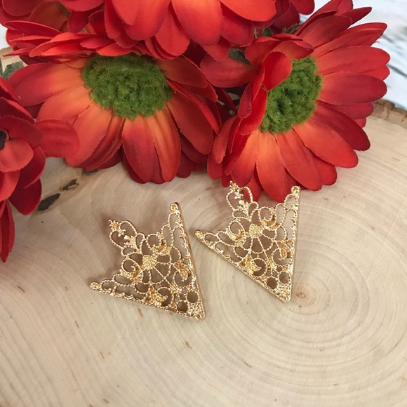 Goth Triangular Hollow Filigree Collar Tip Pins - Picture 14 of 16